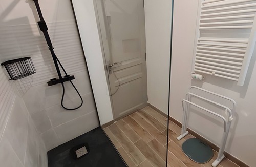 La Motte-dʼAigues Bed & Breakfast | Bed and Breakfast 'Chambre Chez Thibaut Et Sophie' with Mountain View, Shared Terrace and Wi-Fi