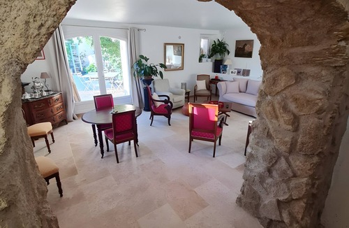 La Motte-dʼAigues Bed & Breakfast | Bed and Breakfast 'Chambre Chez Thibaut Et Sophie' with Mountain View, Shared Terrace and Wi-Fi