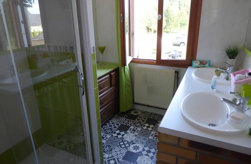La Fleche Bed & Breakfast | Bed and Breakfast 'Chambre D'hôtes Les Rosiers' with Shared Terrace, Shared Garden and Wi-Fi