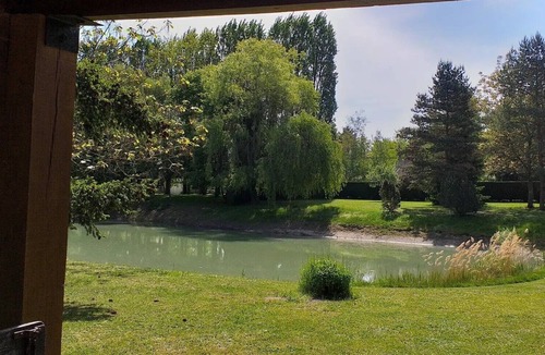 Chitenay Bed & Breakfast | Bed and Breakfast 'Chambre D'hôte Vue Sur Étang' with Shared Pool, Shared Terrace and Wi-Fi