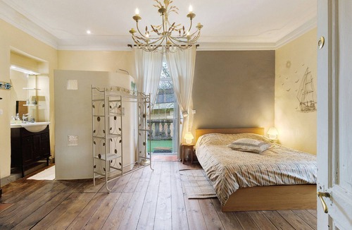 Grolejac Bed & Breakfast | Bed and Breakfast 'Chambre Jaune' with Private Terrace, Shared Garden and Wi-Fi