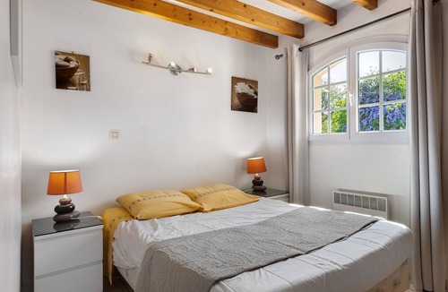 Begadan Bed & Breakfast | Bed and Breakfast 'Chambre D'hôtes Capucine' with Shared Pool, Shared Terrace and Wi-Fi