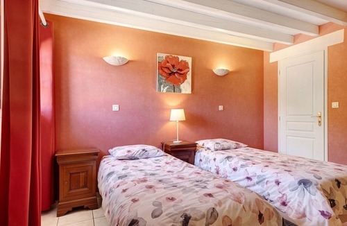Begadan Bed & Breakfast | Bed and Breakfast 'Chambre D'hôtes Coquelicot' with Shared Pool, Shared Terrace and Wi-Fi