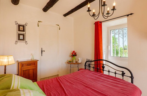 Gras Bed & Breakfast | Bed and Breakfast 'Chez Bacchus - Chambre Merlot' with Shared Garden and Wi-Fi