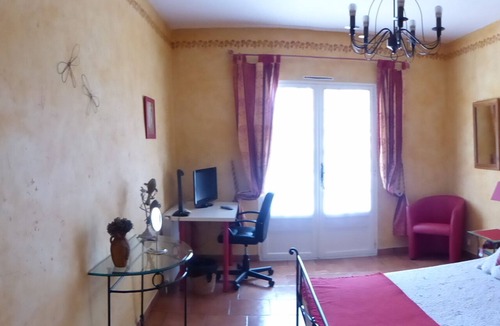 Roquevaire Bed & Breakfast | Bed and Breakfast in a 19th century Bastide in a large park with swimming pool