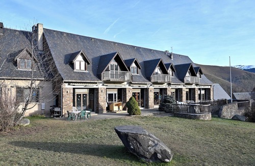 Garin House | Bed and Breakfast 'La Moraine N°4' with Mountain View, Private Terrace and Private Garden