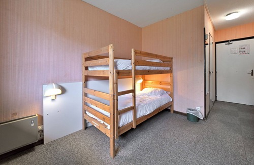 Garin House | Bed and Breakfast 'La Moraine N°6 - Chambre 4 Pers' with Mountain View, Terrace and Garden