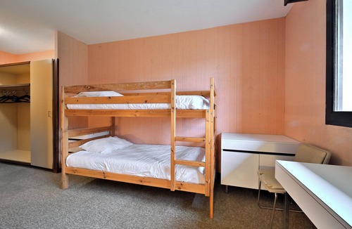 Garin House | Bed and Breakfast 'La Moraine N°6 - Chambre 4 Pers' with Mountain View, Terrace and Garden