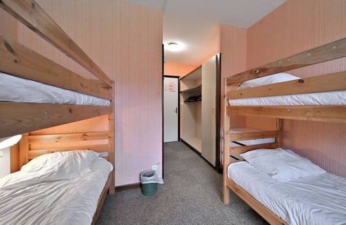 Garin House | Bed and Breakfast 'La Moraine N°6 - Chambre 4 Pers' with Mountain View, Terrace and Garden