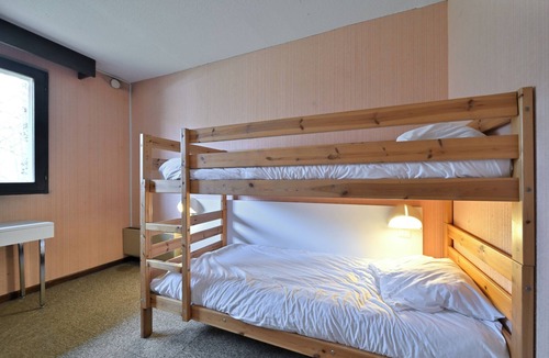 Garin House | Bed and Breakfast 'La Moraine N°6 - Chambre 4 Pers' with Mountain View, Terrace and Garden