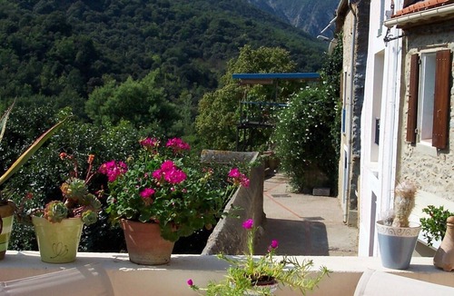 Estoher Cottage | Betwee sea and ski: a romantic village house with view on gardens and mountains