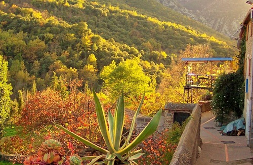 Estoher Cottage | Betwee sea and ski: a romantic village house with view on gardens and mountains