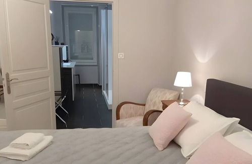Montaiguet-en-Forez Bed & Breakfast | Between Brionnais and Bourbonnais – Guest Room in the Countryside