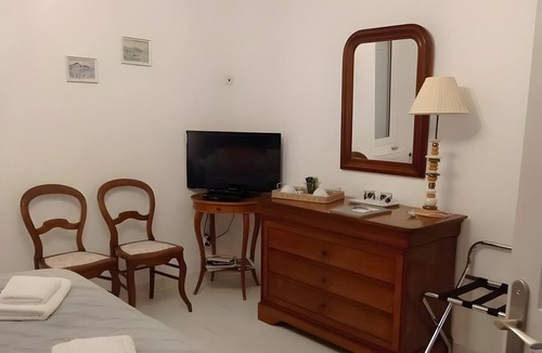 Montaiguet-en-Forez Bed & Breakfast | Between Brionnais and Bourbonnais – Guest Room in the Countryside