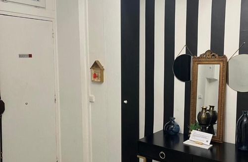 Quartier de Rochechouart Apartment | BLACK & WHITE - CHIC & PETIT MAISON- Pigalle 9eme