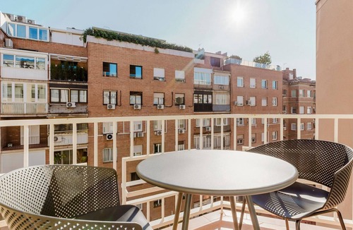 Sant Gervasi Apartment | Blueground | Galvany, doorman & w/d, nr Casa Milà