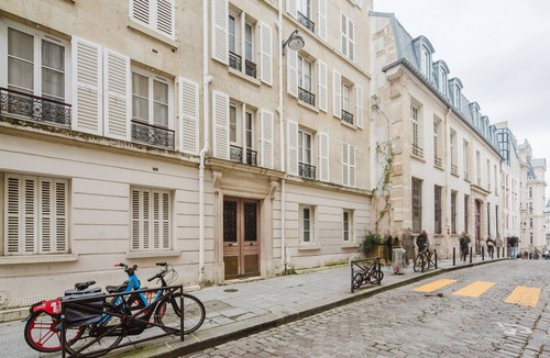 5th Arrondissement Apartment | Blueground | Jardin, elevator & w/d, nr Panthéon