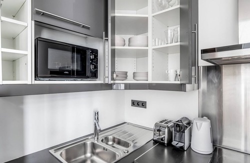 L'Europe Apartment | Blueground | Monceau/Villiers, concierge, nr shops