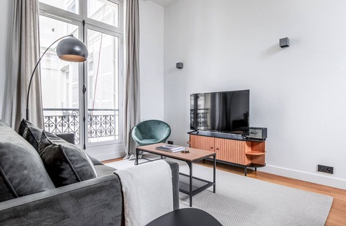 L'Europe Apartment | Blueground | Monceau/Villiers, concierge, nr shops