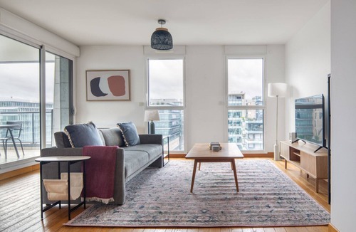 Gare Apartment | Blueground | Olympiades, elev & balcony, nr dining