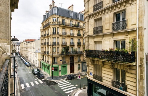 Quartier de Rochechouart Apartment | Blueground | Rochechouart, nr Rue de Martyrs