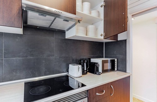 Sant Gervasi House | Blueground | Sant Gervasi, AC, balcony, nr market