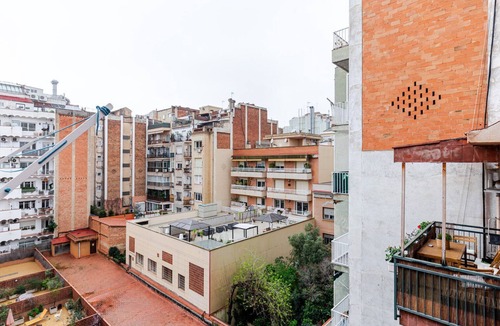 Sant Gervasi House | Blueground | Sant Gervasi, AC, balcony, nr market