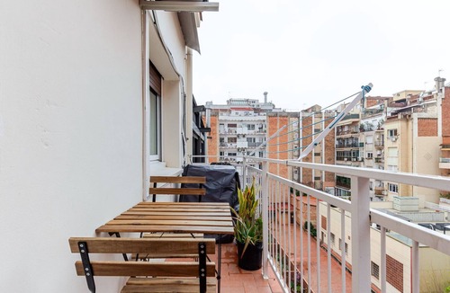 Sant Gervasi House | Blueground | Sant Gervasi, AC, balcony, nr market
