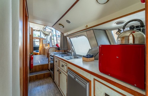 Bellegarde Boat Rental | Boat 'Pénichette Odyssey Cruises' with Lake View, Private Terrace and Air Conditioning