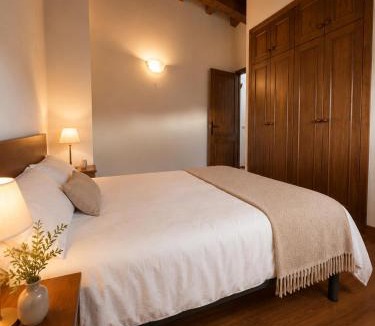 Bellver de Cerdanya Ski Chalet | Borda con jardín privado y chimenea en la Cerdanya