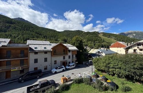 Chantemerle Apartment | Bright 3-room apartment near slopes with balcony and parking
