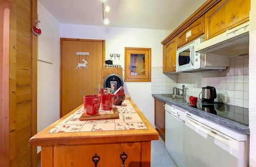 Saint-Martin-de-Belleville Apartment | Bright Spacious Apartment · Near Slopes · Balcony · Free Wi-Fi