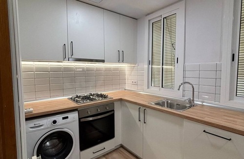 El Poble-sec Apartment | Bright 2 bedroom apartment located in the most attractive area of Barcelona. It is located in the heart of Poble Sec, the coolest neighborhood with the best tapas restaurants in Barcelona. Just 4 minutes from the subway and 10 minutes from Las Rambl
