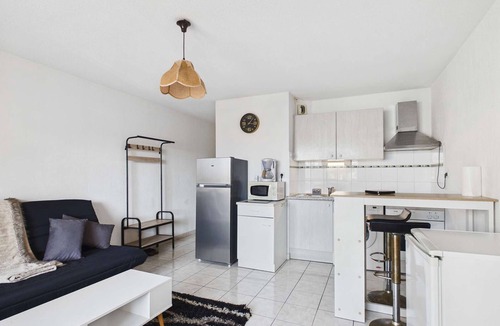 Le Grau-dʼAgde Apartment | Bright 2-Room Apartment with Loggia, 50m from Beach, Shops Nearby