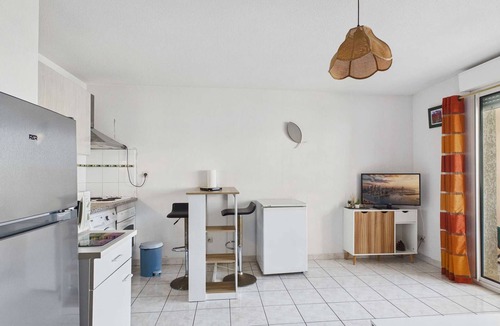 Le Grau-dʼAgde Apartment | Bright 2-Room Apartment with Loggia, 50m from Beach, Shops Nearby
