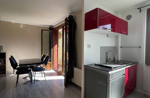 Rumilly Apartment | Bright 3-bedroom apartment between Annecy and Aix-les-Bains 5 passengers Balcony with a view of the mountains