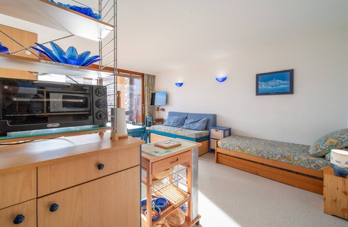 Le Corbier Apartment | Bright Alcove Studio for 6, at the foot of the slopes