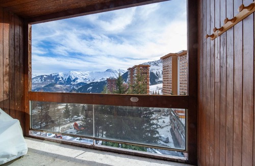 Le Corbier Apartment | Bright Alcove Studio for 6, at the foot of the slopes