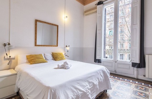 Ciutat Vella Apartment | Bright and gorgeous apartment in the very center of Barcelona