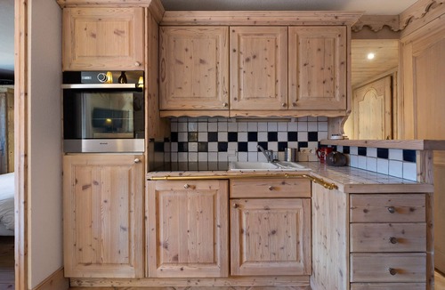 Meribel Village Apartment | Bright apartment, 2 bedrooms at the foot of the slopes, pool and spa access