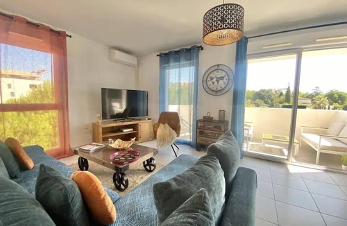 La Pompignane Apartment | Bright apartment with balcony