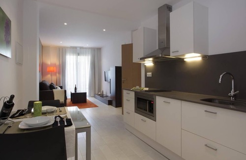 Les Corts Apartment | Bright one-bedroom apartment with balcony