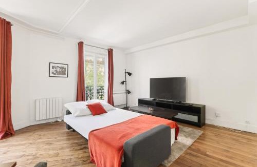 Clignancourt Apartment | Bright & Spacious 1BR in Montmartre - Paris 18