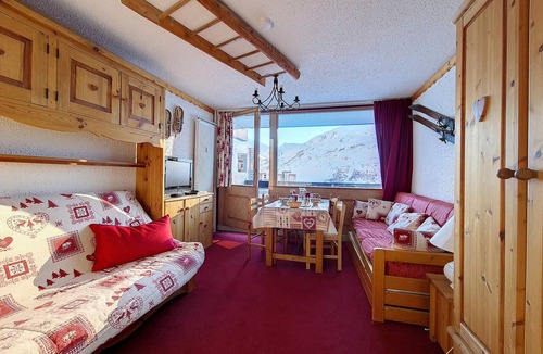 Les Menuires Apartment | Bright studio at the foot of the slopes with balcony