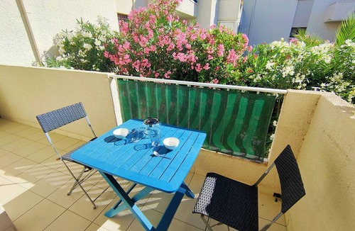 Les Arenes Apartment | Bright T2 with air conditioning and parking 500m from beach