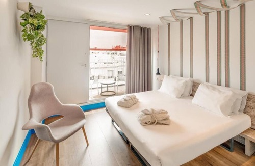 la Vila de Gracia Bed & Breakfast | Bring the Whole Crew! Private bedrooms with ensuite bathrooms!