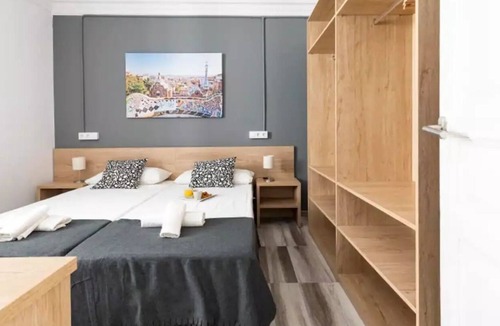 el Fort Pienc Apartment | Building perfect for big groups! Single beds and rooftop terrace!