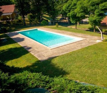 Rochechouart House | Bungalow charmant à Rochechouart avec vue sur lac