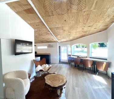 Mees House | C'est une maison bleue adossée à la forêt - longue durée possible