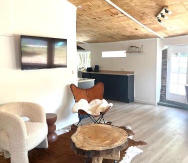Mees House | C'est une maison bleue adossée à la forêt - longue durée possible